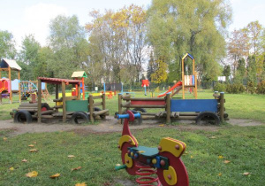 pociąg i sprężynowe huśtawki w ogrodzie przedszkolnym